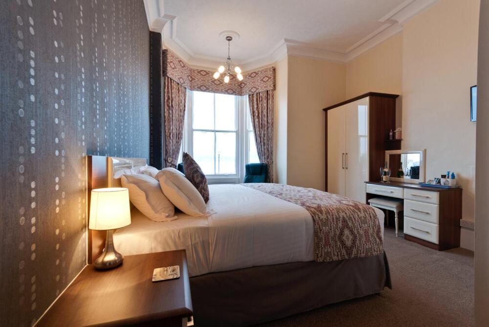 Lauriston & Lawton Court Hotel Ландъндо Екстериор снимка