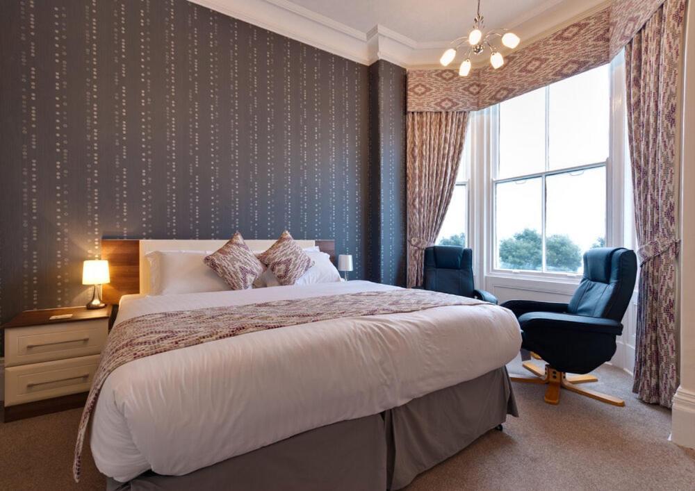 Lauriston & Lawton Court Hotel Ландъндо Екстериор снимка