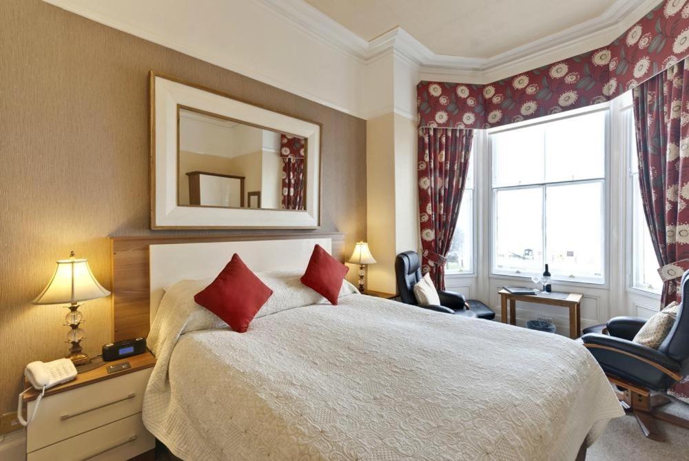Lauriston & Lawton Court Hotel Ландъндо Екстериор снимка