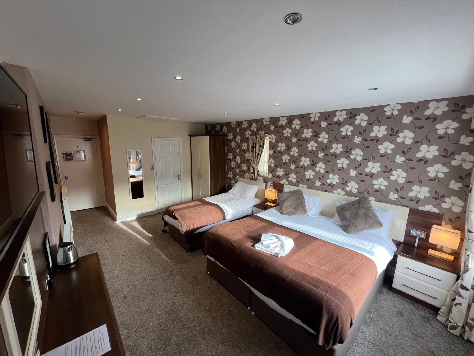 Lauriston & Lawton Court Hotel Ландъндо Екстериор снимка