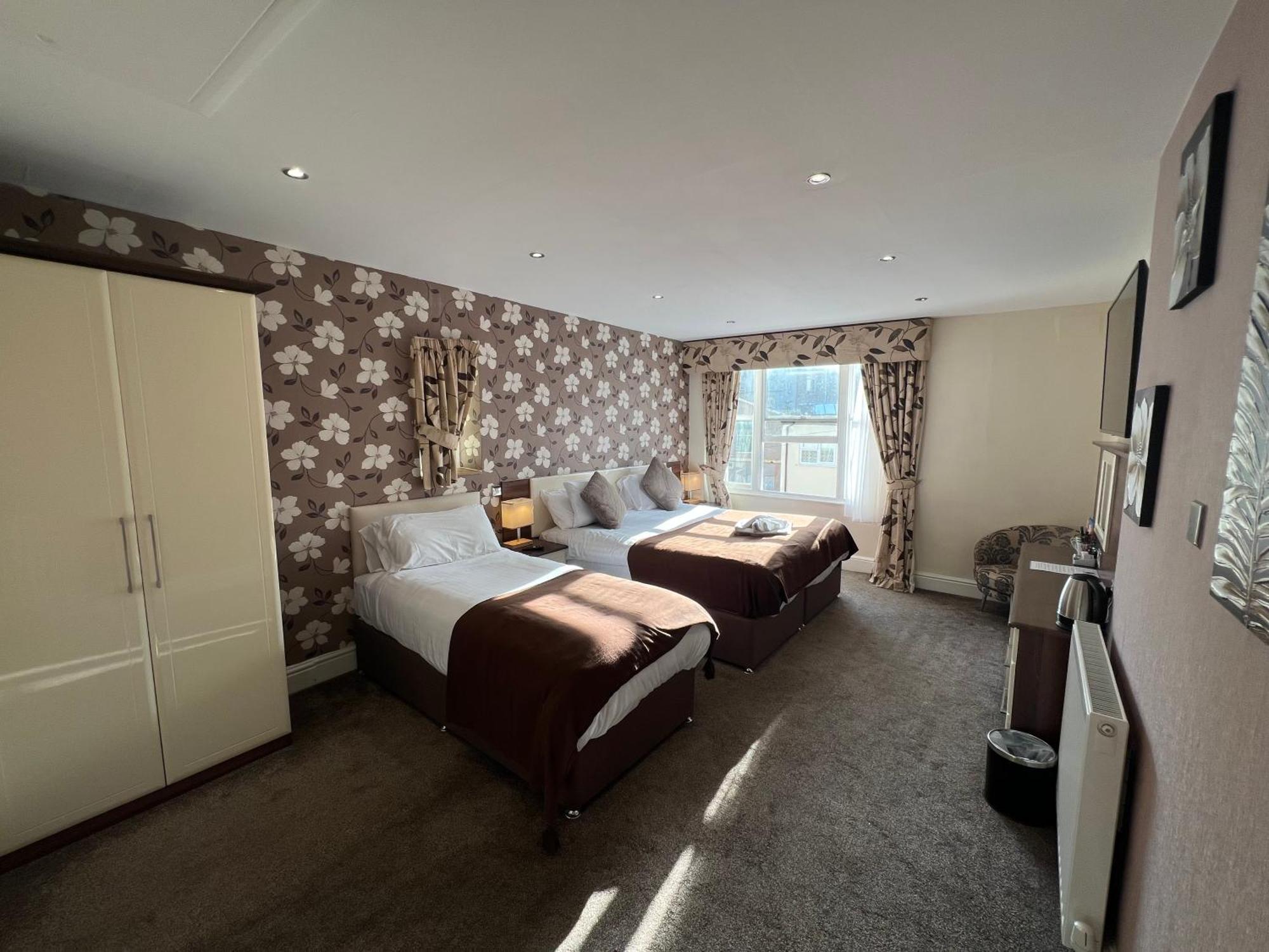 Lauriston & Lawton Court Hotel Ландъндо Екстериор снимка
