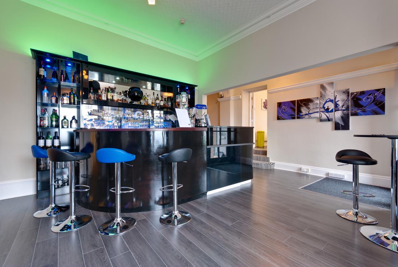 Lauriston & Lawton Court Hotel Ландъндо Екстериор снимка