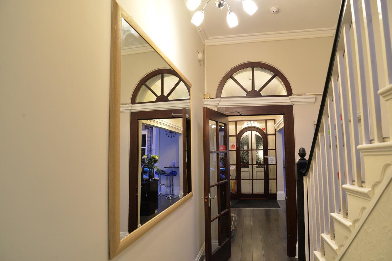Lauriston & Lawton Court Hotel Ландъндо Екстериор снимка