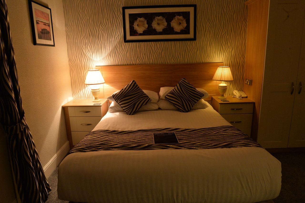 Lauriston & Lawton Court Hotel Ландъндо Екстериор снимка