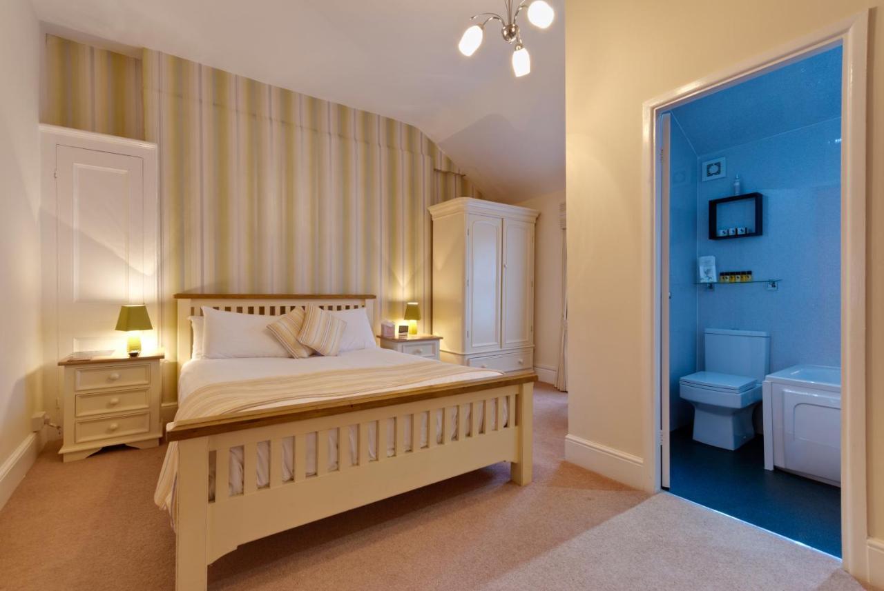Lauriston & Lawton Court Hotel Ландъндо Екстериор снимка