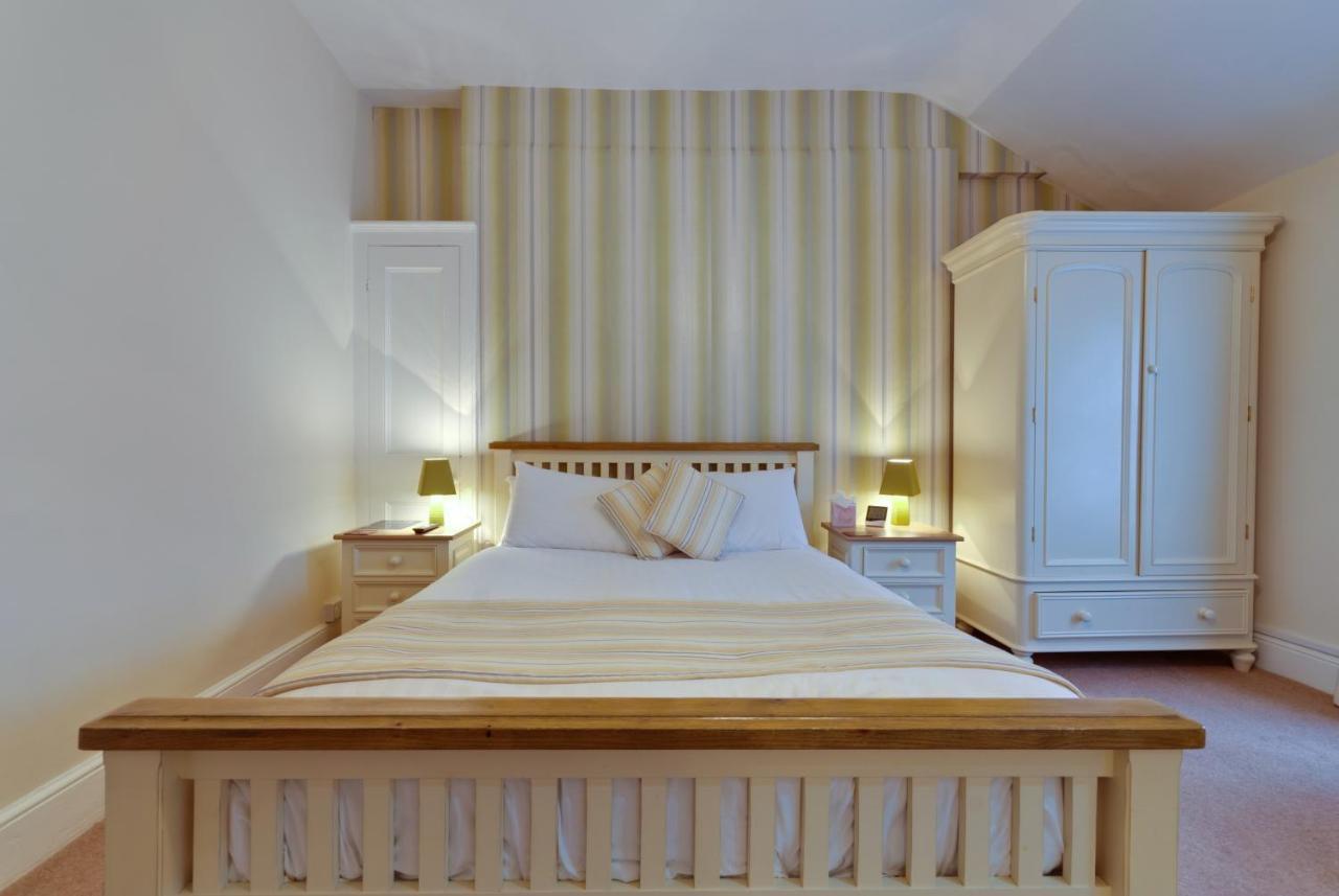 Lauriston & Lawton Court Hotel Ландъндо Екстериор снимка