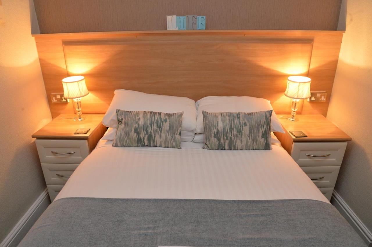 Lauriston & Lawton Court Hotel Ландъндо Екстериор снимка