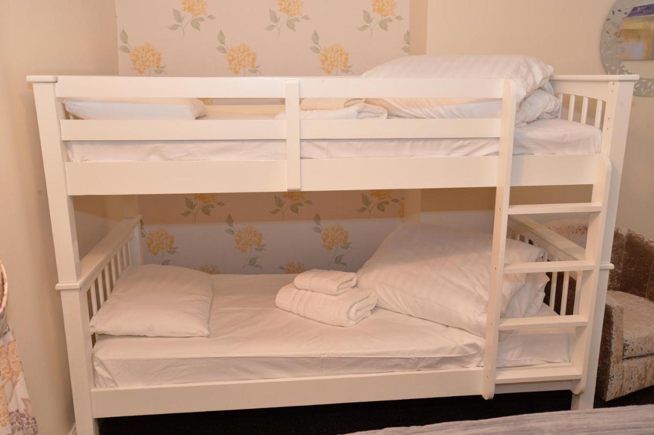 Lauriston & Lawton Court Hotel Ландъндо Екстериор снимка